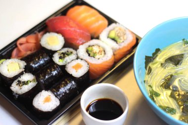 Suşi, sashimi, maki ve Tayland çorbası.