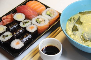 Suşi, sashimi, maki ve Tayland çorbası.