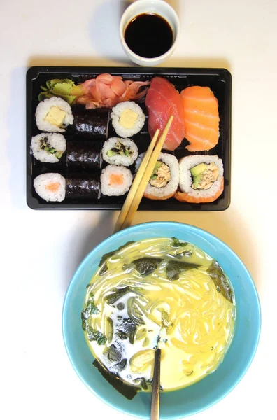 Sushi Sashimi Maki Sopa Tailandesa Sobre Fondo Blanco —  Fotos de Stock