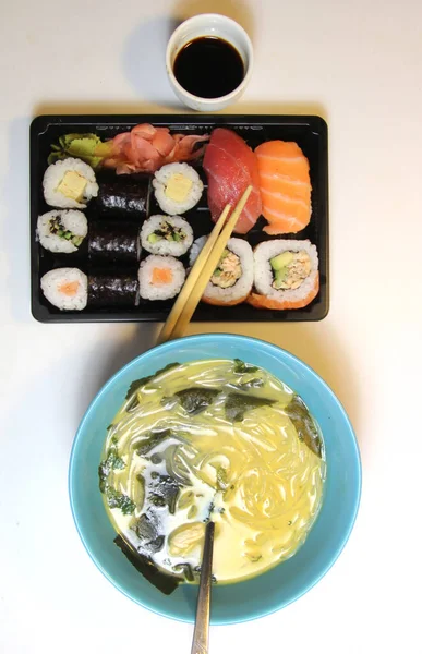 Sushi Sashimi Maki Sopa Tailandesa Sobre Fondo Blanco —  Fotos de Stock