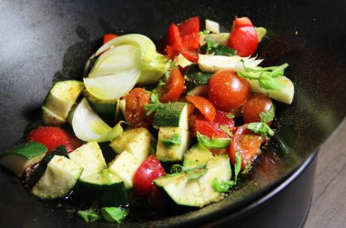 Tavada ızgara sebze karışımı.