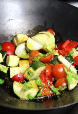 Tavada ızgara sebze karışımı.