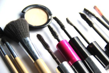 Beyaz arkaplan üzerinde rimel fırçası karışımı