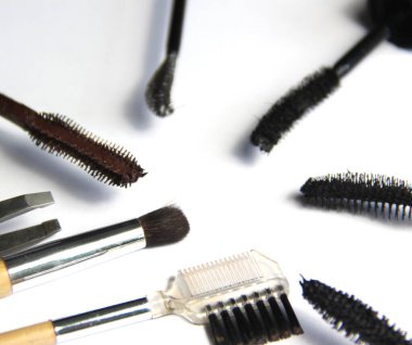 Beyaz arkaplan üzerinde rimel fırçası karışımı