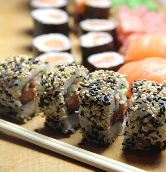 Mischung Aus Maki Semmeln Und Sushi — Stockfoto