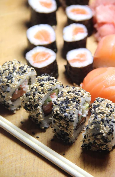 Meng Van Maki Broodjes Sushi Houten Ondergrond — Stockfoto