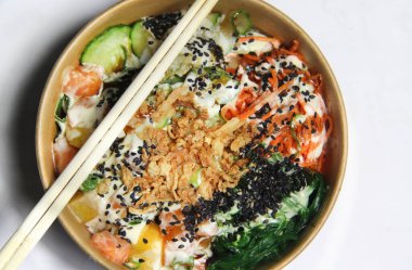 Somon, mango ve sebzeli dürüm.