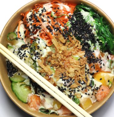 Somon, mango ve sebzeli dürüm.