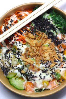 Somon, mango ve sebzeli dürüm.