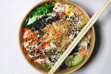 Somon, mango ve sebzeli dürüm.