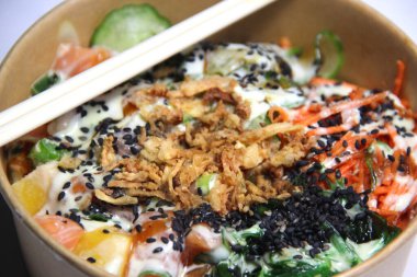 Somon, mango ve sebzeli dürüm.