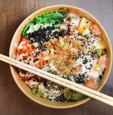 Somon, mango ve sebzeli dürüm.