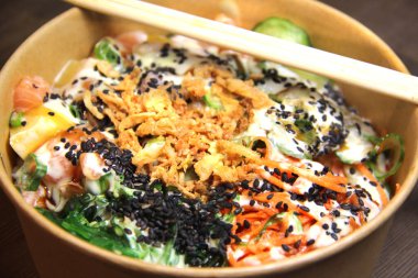 Somon, mango ve sebzeli dürüm.