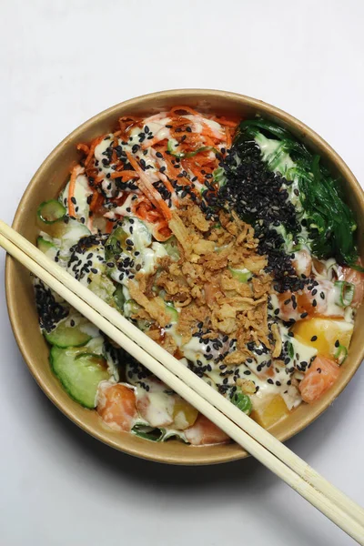 Somon, mango ve sebzeli dürüm. 