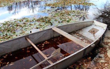 Tekne ve gölet sonbahar orman  