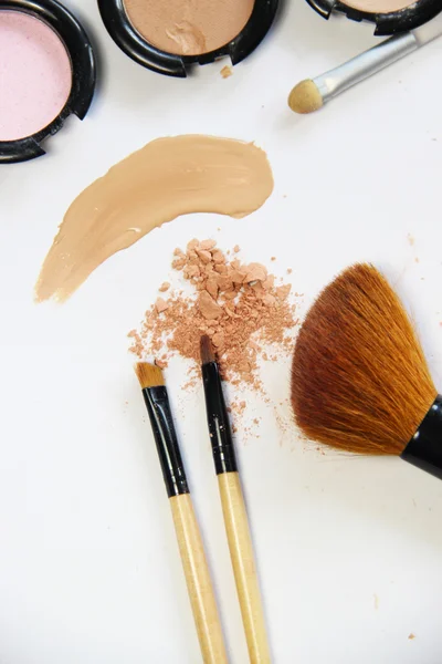 Broken powder, foundation and brushes — Stock Photo, Image