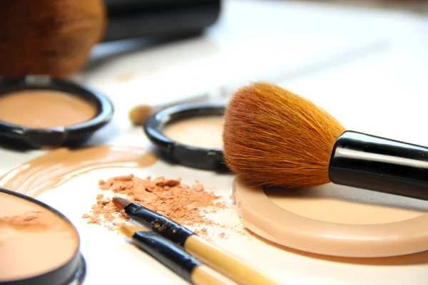 Broken powder, foundation and brushes — Stock Photo, Image