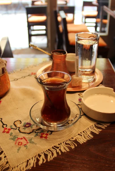 Chá turco e café na mesa — Fotografia de Stock