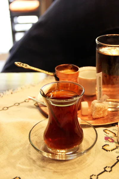 Турецкий чай и кофе на столе — стоковое фото