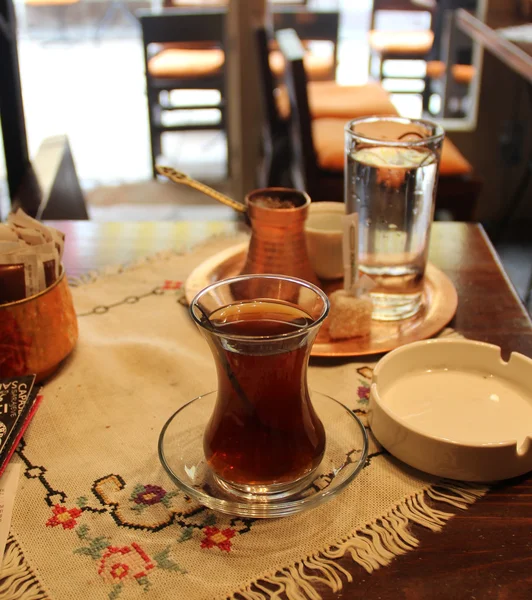 土耳其语的茶和咖啡桌上 — Stockfoto
