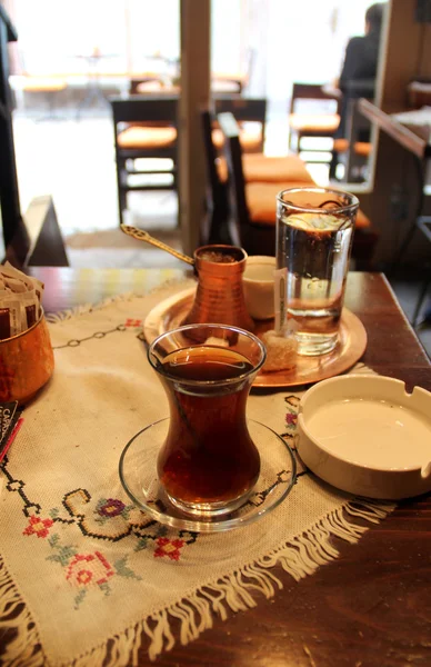 Chá turco e café na mesa — Fotografia de Stock