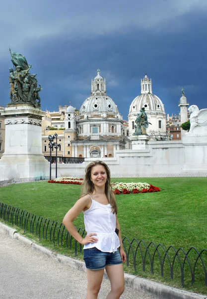 Jeune belle femme à Rome, Italie — Photo