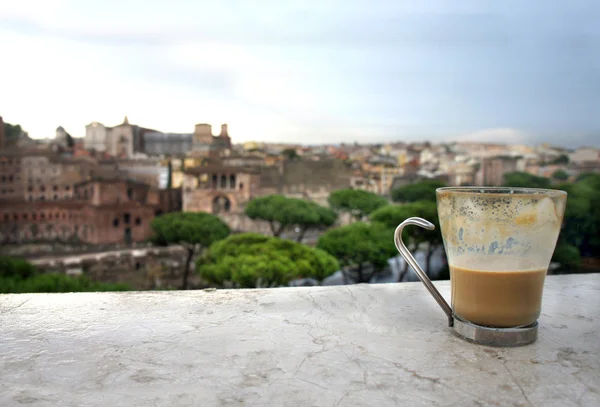Schöne Aussicht auf Rom und Tasse mit Café Latte — Stockfoto