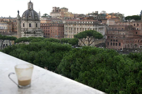 Vacker utsikt över Rom och koppen med kaffe latte — Stockfoto