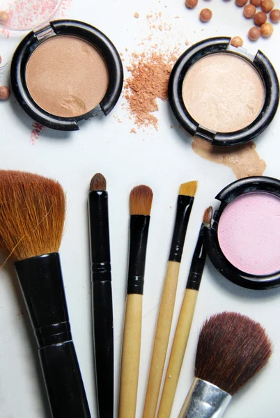 Broken powder, foundation and brushes — Stock Photo, Image