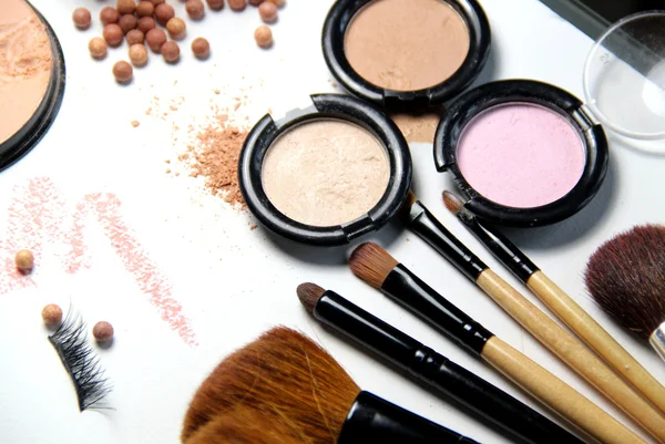 Broken powder, foundation and brushes — Stock Photo, Image