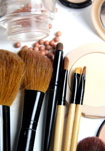 Broken powder, foundation and brushes — Stock Photo, Image