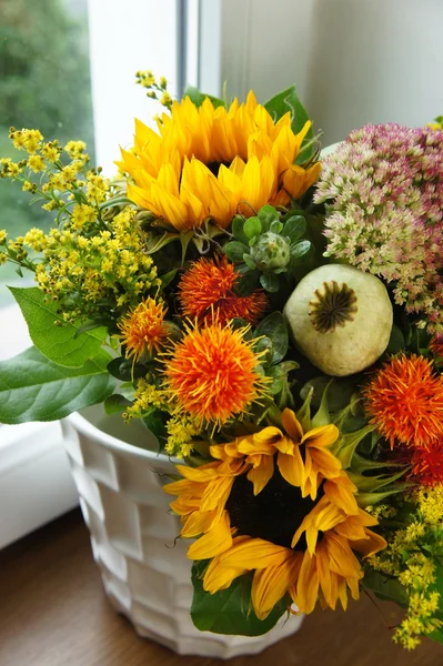 Красивий букет з квітів і соняшників — стокове фото