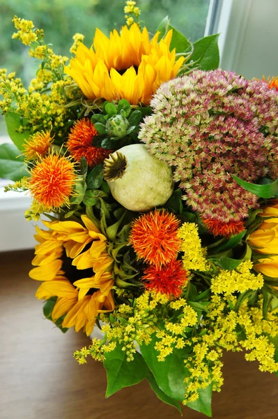 Beau bouquet de fleurs et de tournesols — Photo