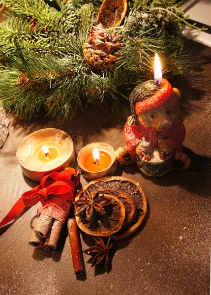 Hermosa corona de Navidad con velas — Foto de Stock