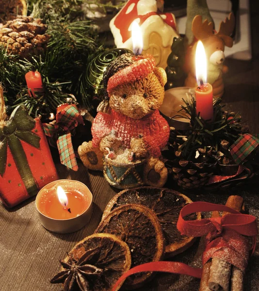 Bela grinalda de Natal com velas — Fotografia de Stock