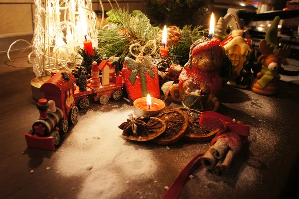 Belle couronne de Noël avec des bougies — Photo