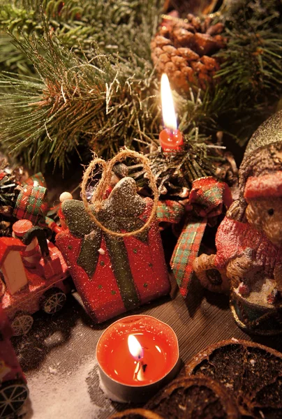 Hermosa corona de Navidad con velas —  Fotos de Stock