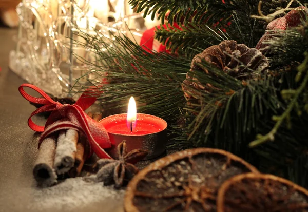 Hermosa corona de Navidad con velas —  Fotos de Stock