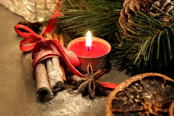 Krásný vánoční věnec se svíčkami — Stock fotografie