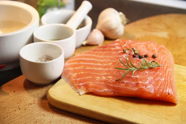 Belo filé de salmão no fundo de madeira — Fotografia de Stock