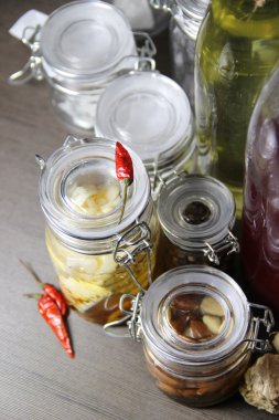 Ev yapımı lezzetli konserve karışımı 