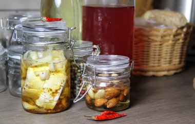 Ev yapımı lezzetli konserve karışımı 