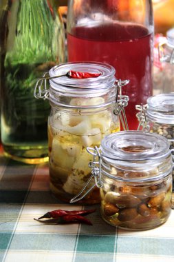 Ev yapımı lezzetli konserve karışımı 