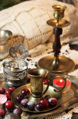 Eski gümüş ve bronz bir tabak ve figurines mix 