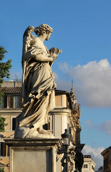 Schöne sicht auf die römische brücke, italien — Stockfoto