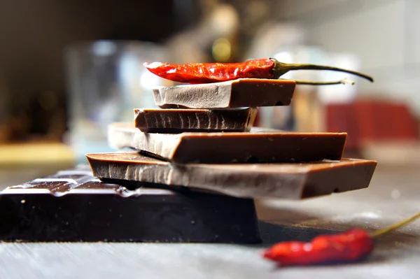 Stücke Schokolade mit Chili — Stockfoto