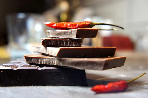 Stukken van chocolade met chili — Stockfoto