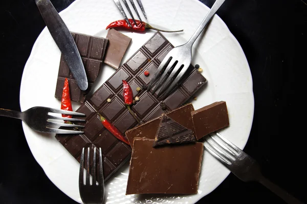 Stücke Schokolade auf dem Teller — Stockfoto