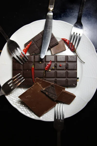 Pezzi di cioccolato sul piatto — Foto Stock