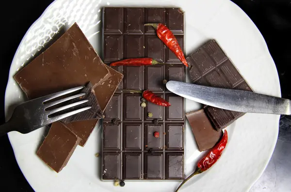 Pezzi di cioccolato sul piatto — Foto Stock